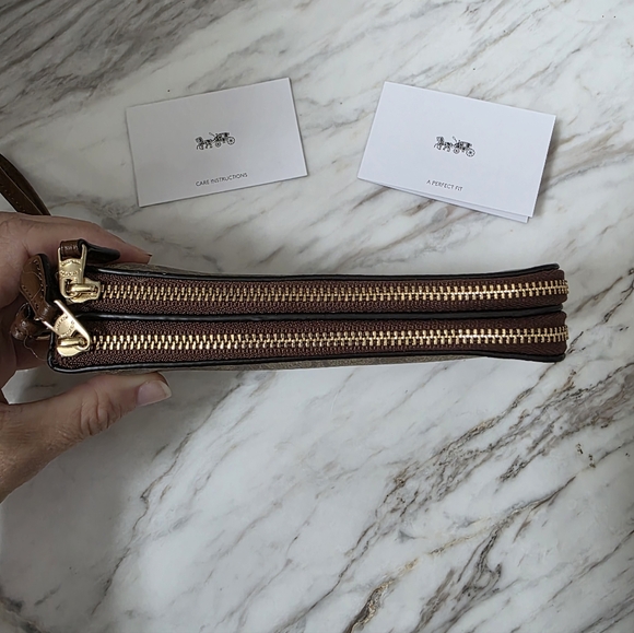 NWT Coach Brown Wristlet - Picture 4 of 9